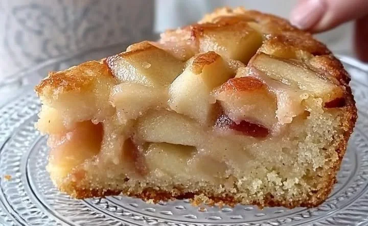 Torta di Mele con Yogurt appena sfornata su un piatto bianco