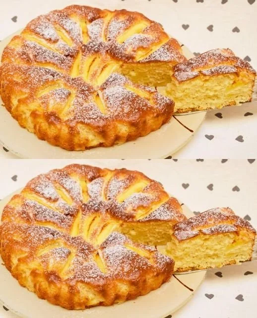 Torta di mele senza burro decorata con fette di mela