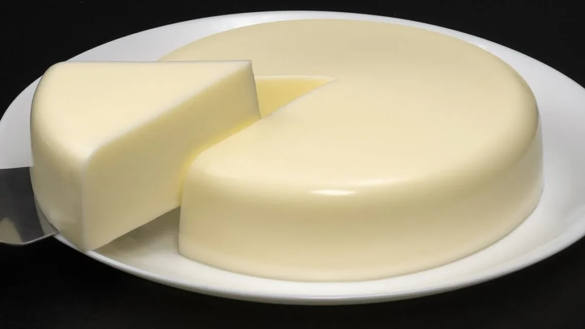 Torta Fredda al Latte, un dolce estivo fresco e cremoso pronto da gustare.