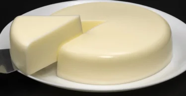 Torta Fredda al Latte, un dolce estivo fresco e cremoso pronto da gustare.