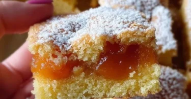 Torta morbida con confettura di albicocche pronta da servire