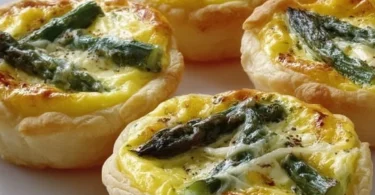 Tortine agli asparagi freschi e appetitosi, perfetti per ogni evento culinario.