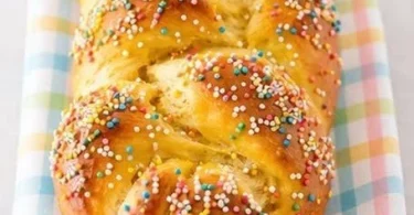 Treccia Pasquale, dolce pasquale tradizionale italiano decorato con uova colorate