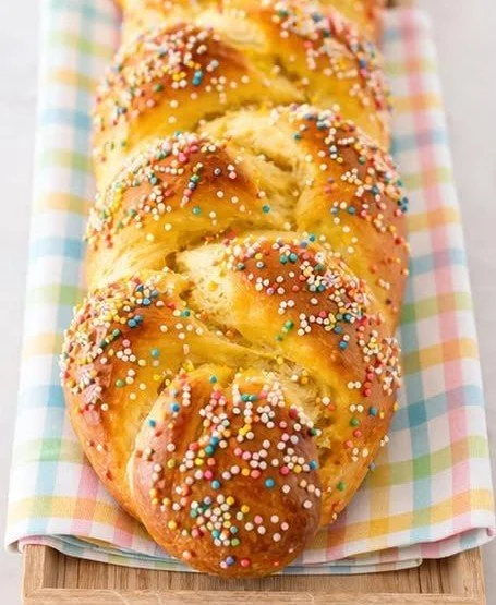 Treccia Pasquale, dolce pasquale tradizionale italiano decorato con uova colorate