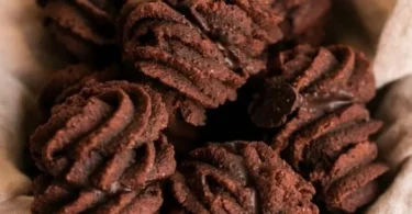 Baci di Alassio: dolci tipici liguri con nocciole e cioccolato.