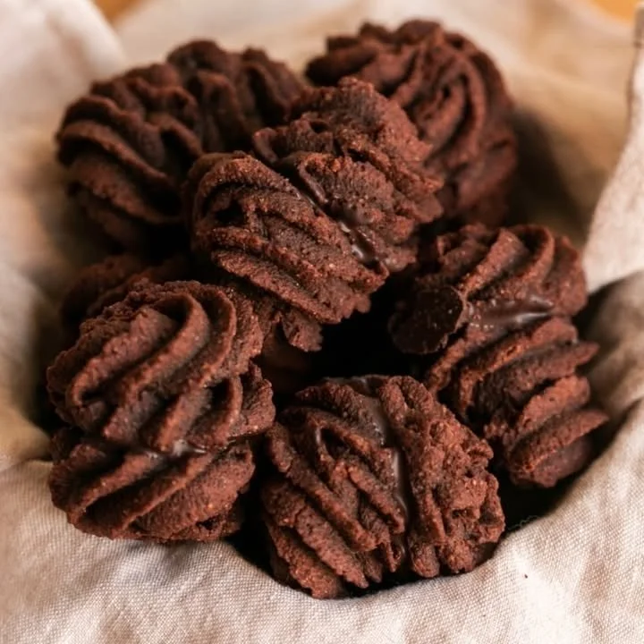 Baci di Alassio: dolci tipici liguri con nocciole e cioccolato.