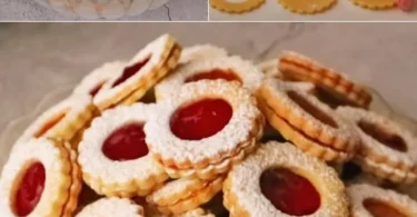 Biscotti con marmellata appena sfornati su un piatto decorativo.