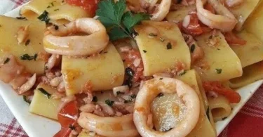 Calamarata con Sugo di Calamari e Pomodorini, piatto tipico della cucina italiana.