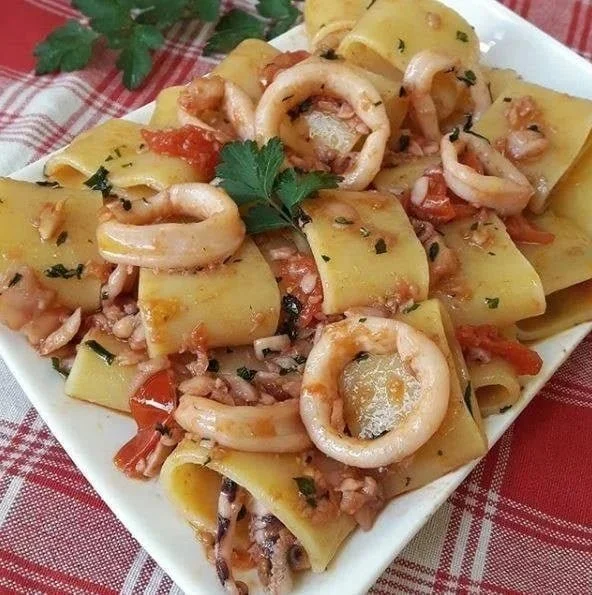Calamarata con Sugo di Calamari e Pomodorini, piatto tipico della cucina italiana.