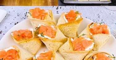 Panini di pane con salmone affumicato e crema di formaggio su un piatto