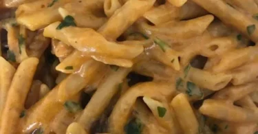 Penne ai funghi con sugo rose: piatto italiano cremoso e saporito