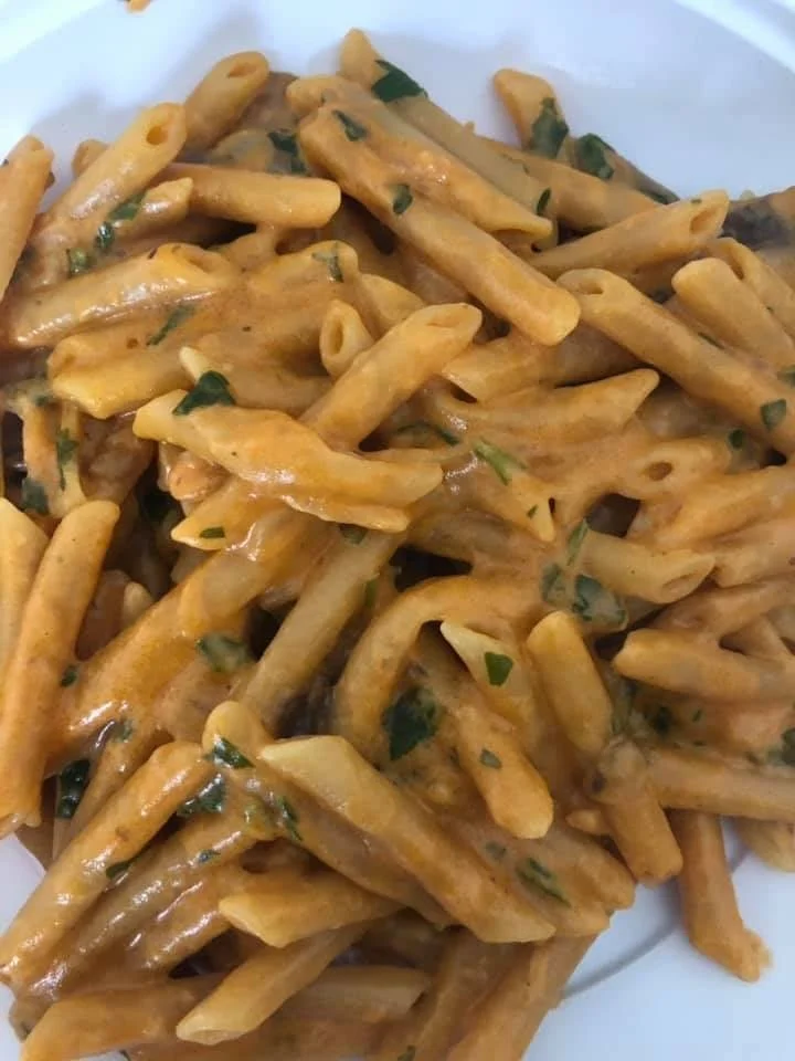 Penne ai funghi con sugo rose: piatto italiano cremoso e saporito