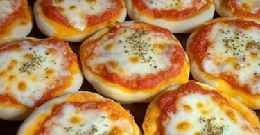 Pizzette da buffet assortite pronte per essere servite a una festa