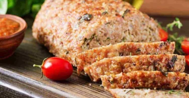 Polpettone freddo di tonno e patate su un piatto di portata