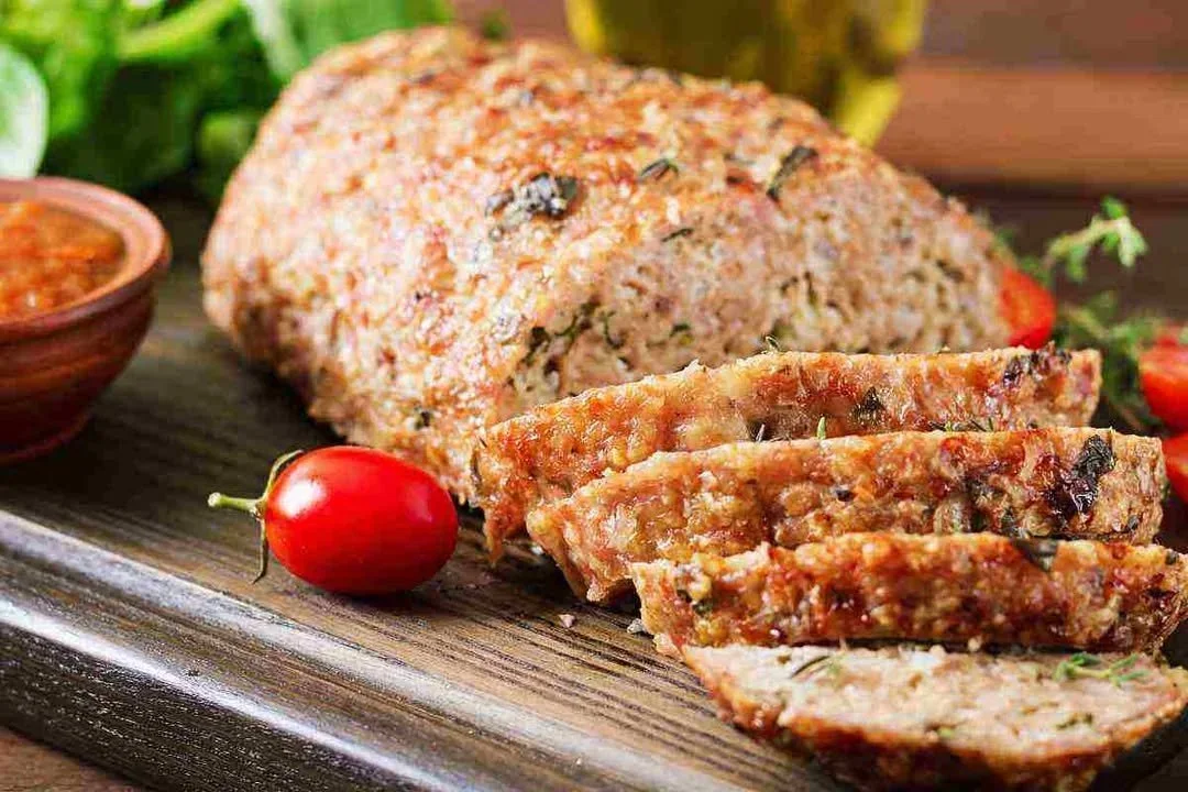 Polpettone freddo di tonno e patate su un piatto di portata