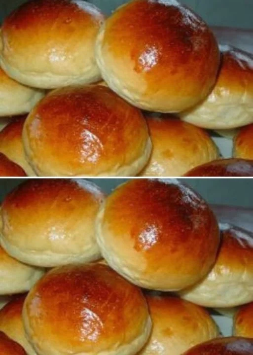 Panini al Latte appena sfornati su un tavolo di legno, ricetta facile da seguire.