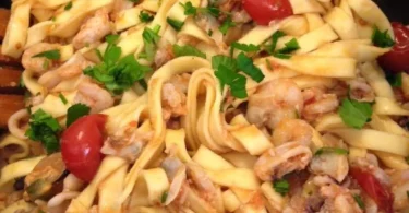 Tagliatelle ai frutti di mare con gamberi e cozze in un piatto gustoso