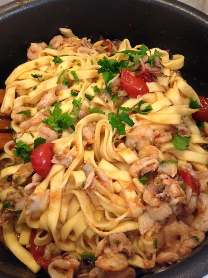 Tagliatelle ai frutti di mare con gamberi e cozze in un piatto gustoso