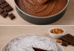 Fetta di Torta Caprese al cioccolato con mandorle e zucchero a velo