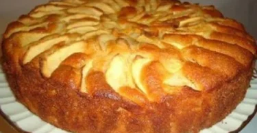 Fetta di Torta di Mele Sofficissima su un piatto bianco