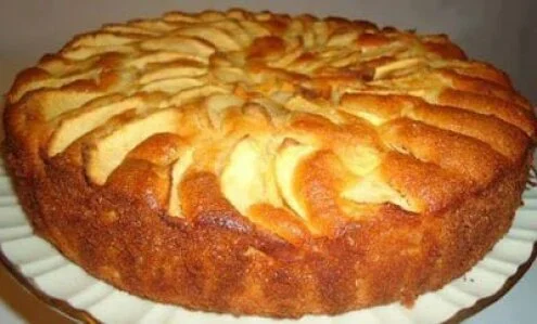 Fetta di Torta di Mele Sofficissima su un piatto bianco