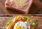 Croque madame con uova, formaggio e prosciutto su un piatto