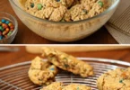 Cookies alle M freschi e deliziosi serviti su un piatto