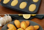 Madeleines al limone fresche su un piatto decorativo