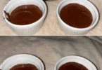 Mousse au chocolat et mascarpone decorata con scaglie di cioccolato