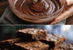 Fetta di torta al cioccolato fondente inglese su un piatto elegante