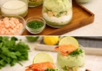 Verrines avocats crevettes e fromage frais servite in un elegante bicchiere.